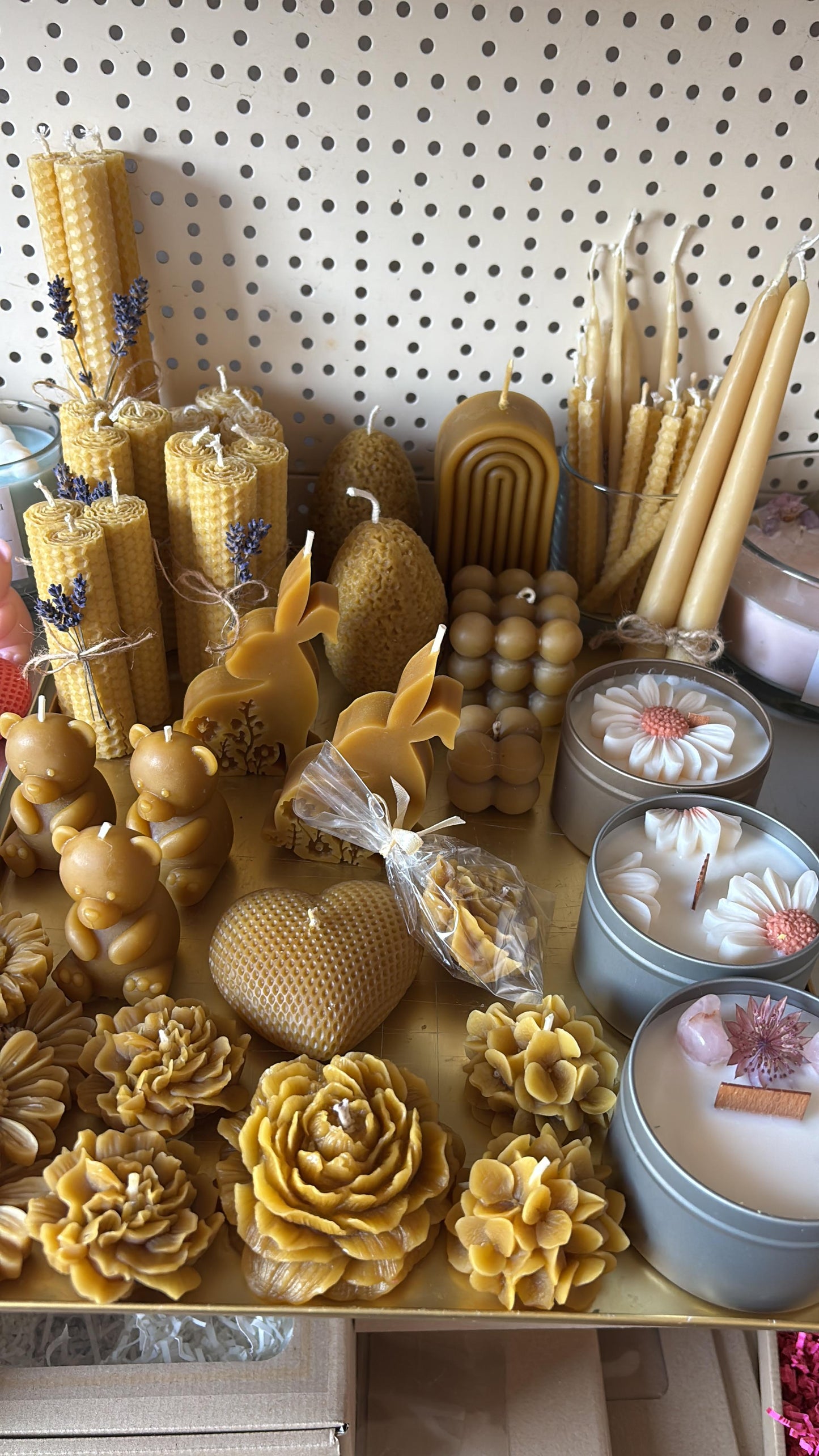 Zestaw świec z wosku pszczelego królik i kwiat – prezent wielkanocny